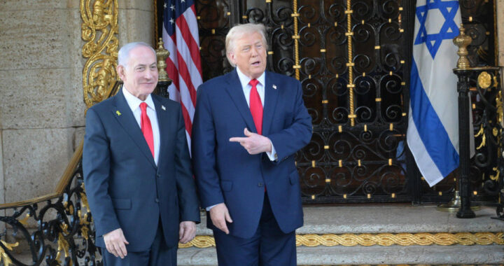Benjamin Netanyahu en conferencia sobre la ofensiva militar con mapa de Irán y objetivos nucleares marcados
