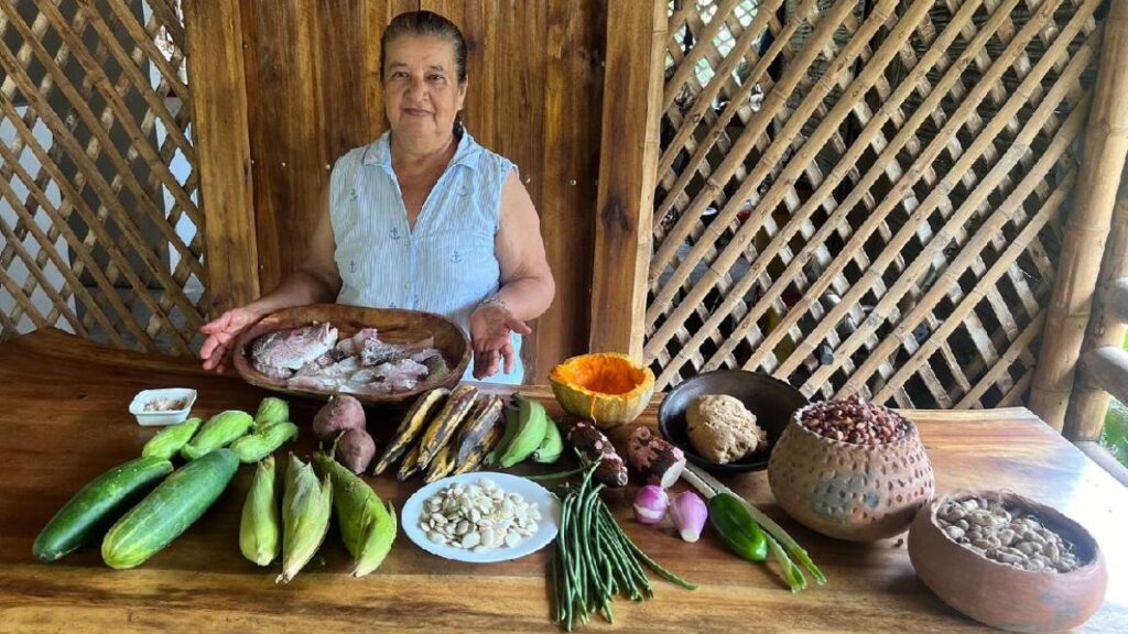 Nievita Zambrano, la 'abuelita del Ecuador', cocina en fogón de leña con su nieto, preservando sabores ancestrales de Manabí