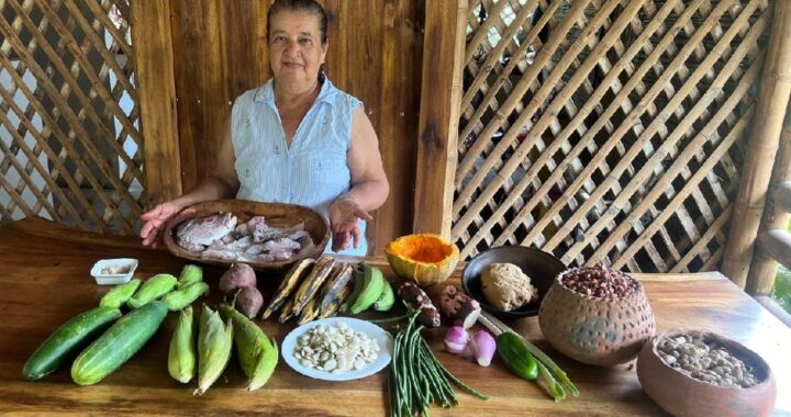 Nievita Zambrano, la 'abuelita del Ecuador', cocina en fogón de leña con su nieto, preservando sabores ancestrales de Manabí