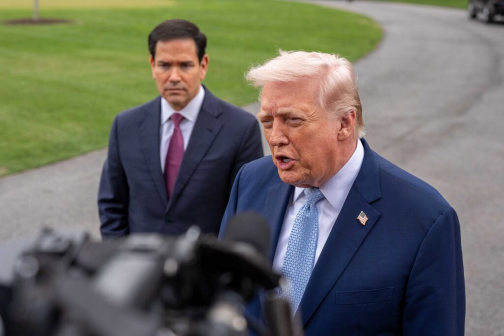 Donald Trump en los jardines de la Casa Blanca anunciando que EEUU no aceptará tregua con Irán durante ofensiva militar