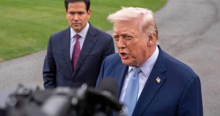 Donald Trump en los jardines de la Casa Blanca anunciando que EEUU no aceptará tregua con Irán durante ofensiva militar