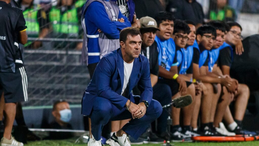 Pablo Guede con camiseta de Alianza Lima señalando al cielo tras rechazar oferta de San Lorenzo