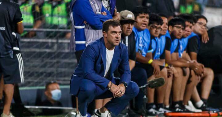 Pablo Guede con camiseta de Alianza Lima señalando al cielo tras rechazar oferta de San Lorenzo