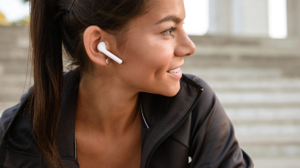 Médico especialista en longevidad muestra auriculares bluetooth junto a un microondas para comparar su potencia real según estudios de la OMS