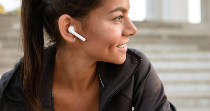 Médico especialista en longevidad muestra auriculares bluetooth junto a un microondas para comparar su potencia real según estudios de la OMS