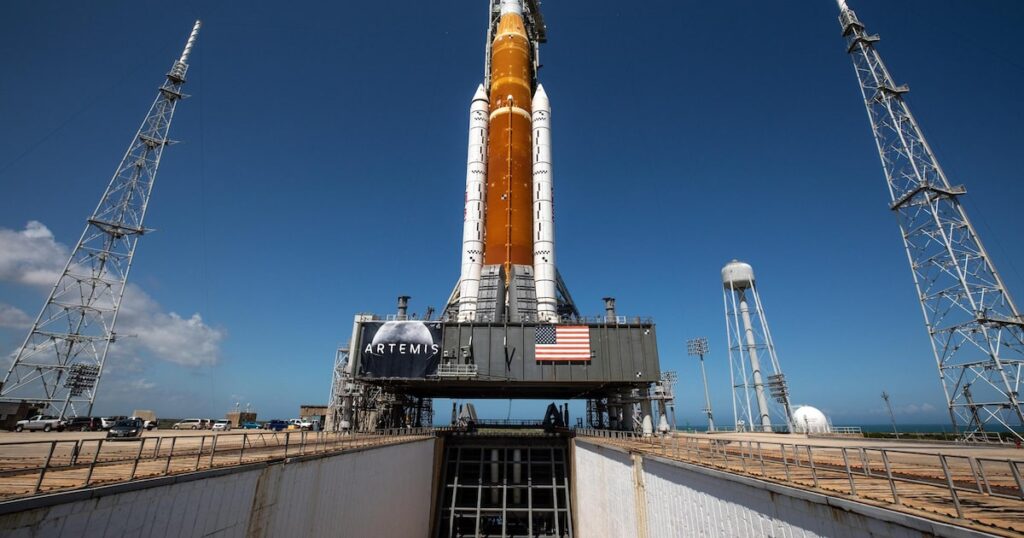 Cohete SLS de la NASA en plataforma de lanzamiento con la nave Orión lista para Artemis II a la Luna