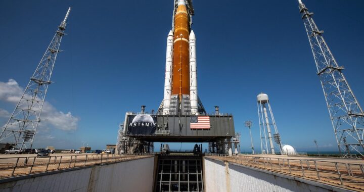Cohete SLS de la NASA en plataforma de lanzamiento con la nave Orión lista para Artemis II a la Luna