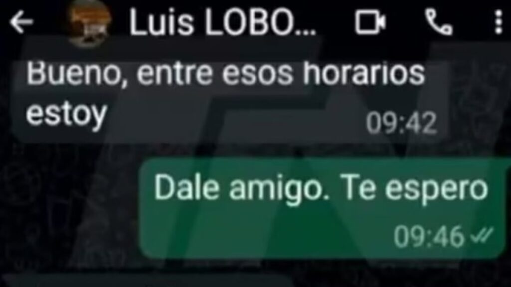 Captura de pantalla de chats entre el árbitro Lobo Medina y Juan Pablo Beacon con referencias a pagos y favores en partidos de fútbol