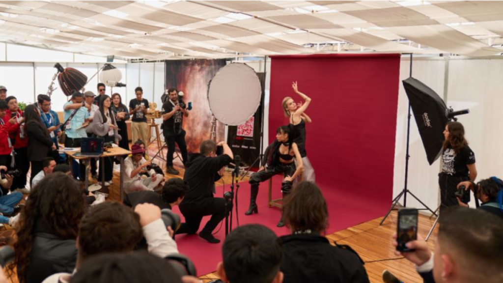 Fotógrafos profesionales en Expo Latitude Zero 2026 con equipos Canon y Sony en Quito, Ecuador
