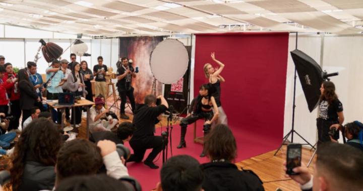 Fotógrafos profesionales en Expo Latitude Zero 2026 con equipos Canon y Sony en Quito, Ecuador