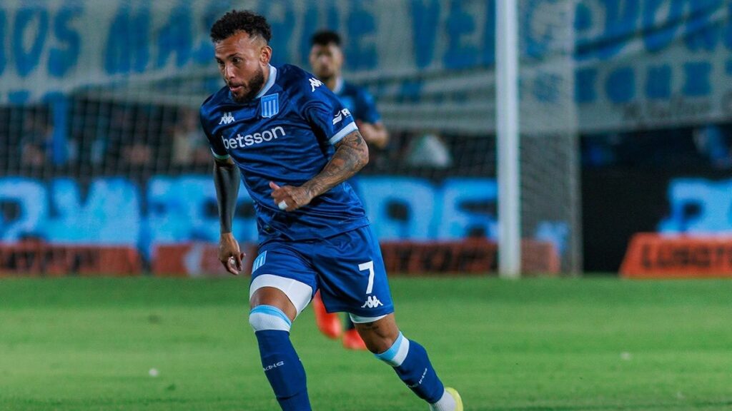 Duván Vergara celebra su doblete en el 3-0 de Racing a Atlético Tucumán, con gestos de victoria y fondo de estadio