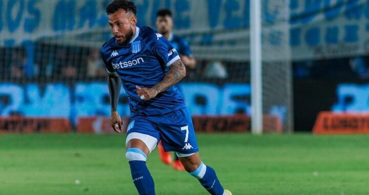 Duván Vergara celebra su doblete en el 3-0 de Racing a Atlético Tucumán, con gestos de victoria y fondo de estadio