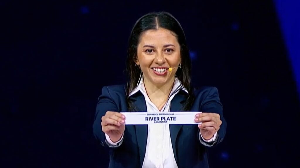 Luciana Antunes de Conmebol muestra el cartel de River durante el sorteo de la Copa Sudamericana 2026 con grupos en pantalla