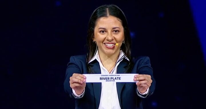 Luciana Antunes de Conmebol muestra el cartel de River durante el sorteo de la Copa Sudamericana 2026 con grupos en pantalla