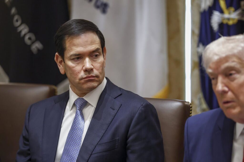 Marco Rubio en reunión del G7 anunciando plazo de 14 días para derrotar a Irán con mapa militar de fondo