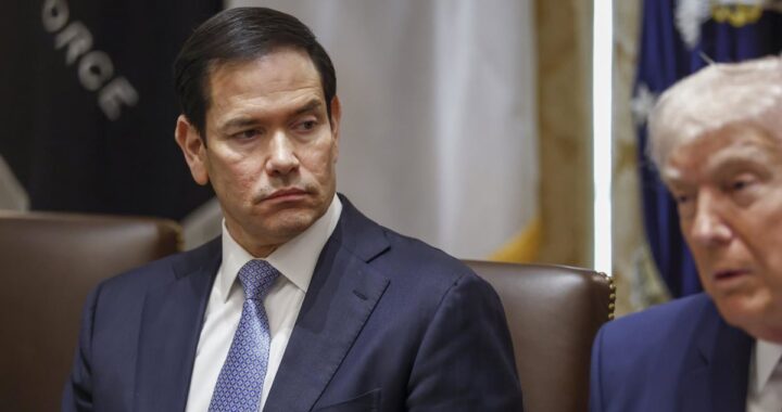 Marco Rubio en reunión del G7 anunciando plazo de 14 días para derrotar a Irán con mapa militar de fondo