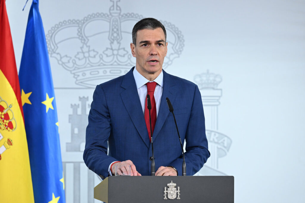 Pedro Sánchez en rueda de prensa con cartel de 'No a la guerra' tras vetar bases militares a EE.UU. e Irán