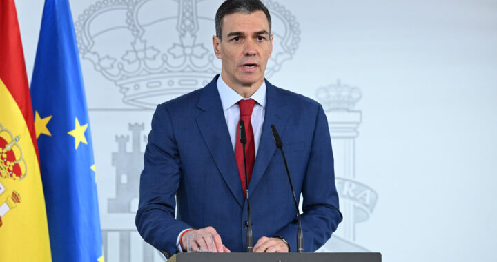 Pedro Sánchez en rueda de prensa con cartel de 'No a la guerra' tras vetar bases militares a EE.UU. e Irán