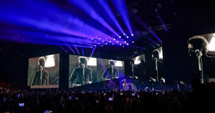 Gustavo Cerati proyectado en 3D en el escenario con Soda Stereo durante gira póstuma 2026, guitarra Jackson azul