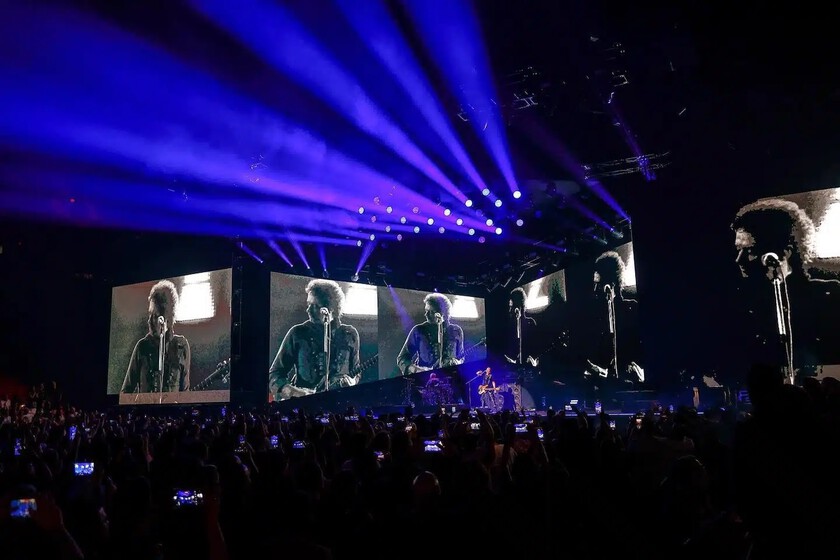 Gustavo Cerati proyectado en 3D en el escenario con Soda Stereo durante gira póstuma 2026, guitarra Jackson azul