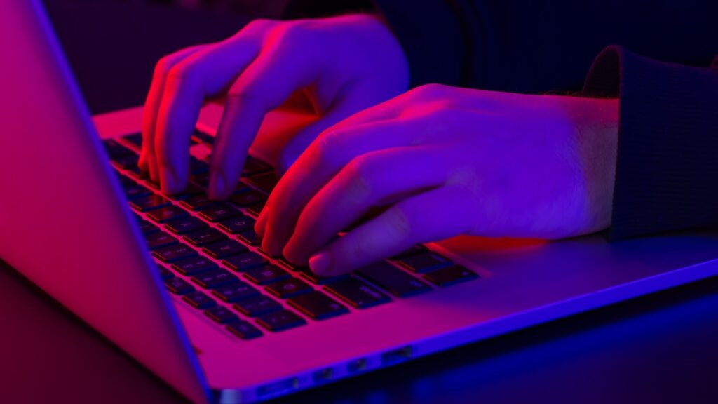 Pantalla de smartphone mostrando un SMS falso de 'banco' con logo y enlace fraudulento para ejemplificar spoofing