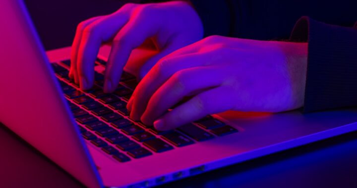 Pantalla de smartphone mostrando un SMS falso de 'banco' con logo y enlace fraudulento para ejemplificar spoofing