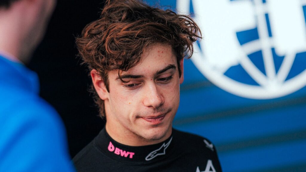 Franco Colapinto en boxes con el Alpine A524 mientras Pierre Gasly celebra su 7° puesto en Suzuka