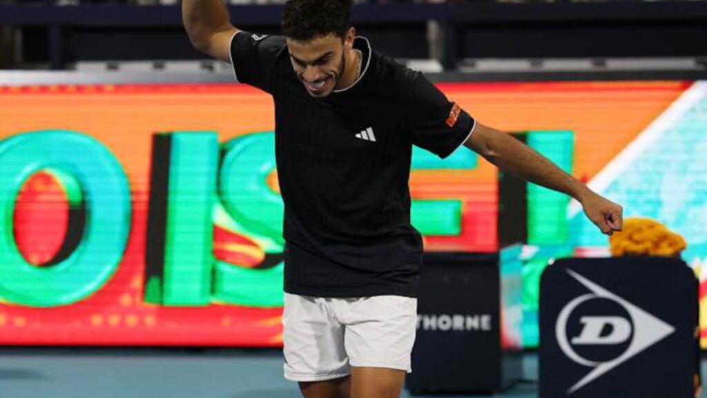 Francisco Cerúndolo celebra un punto en Miami Open 2026 con raqueta en alto y mirada intensa tras vencer 6-4 6-3