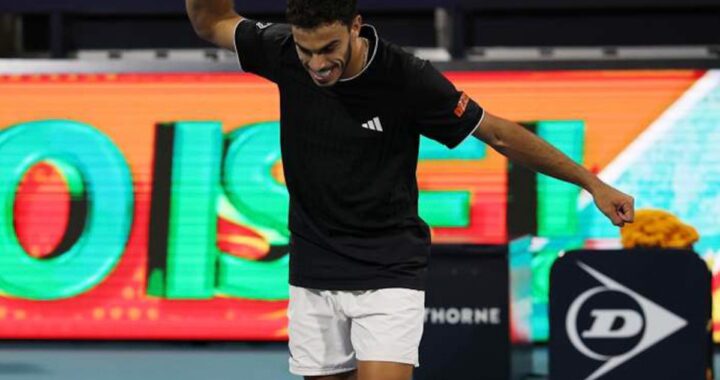 Francisco Cerúndolo celebra un punto en Miami Open 2026 con raqueta en alto y mirada intensa tras vencer 6-4 6-3