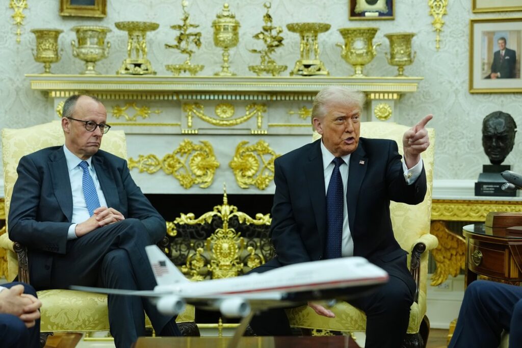 Donald Trump en el Despacho Oval señalando un mapa de España con gesto de advertencia por el corte comercial