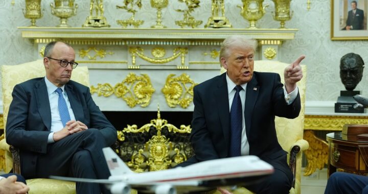 Donald Trump en el Despacho Oval señalando un mapa de España con gesto de advertencia por el corte comercial