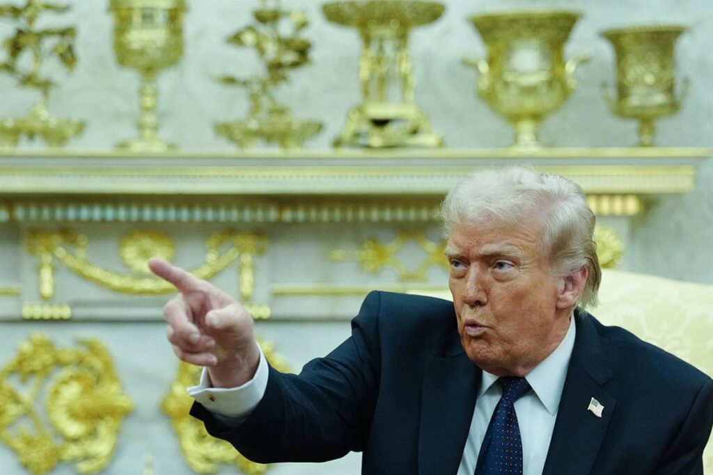 Donald Trump en discurso señalando con gesto serio, tras exigir influir en el sucesor de Jamenei en Irán