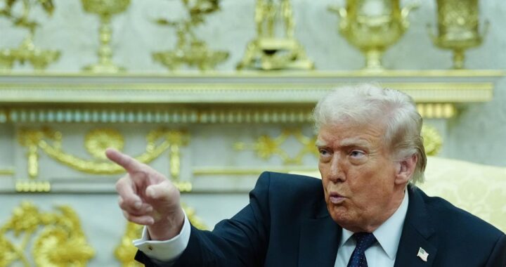 Donald Trump en discurso señalando con gesto serio, tras exigir influir en el sucesor de Jamenei en Irán