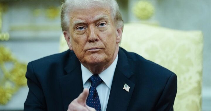 Donald Trump señala a la OTAN en un mapa del estrecho de Ormuz con barcos militares y banderas de EE.UU. e Irán