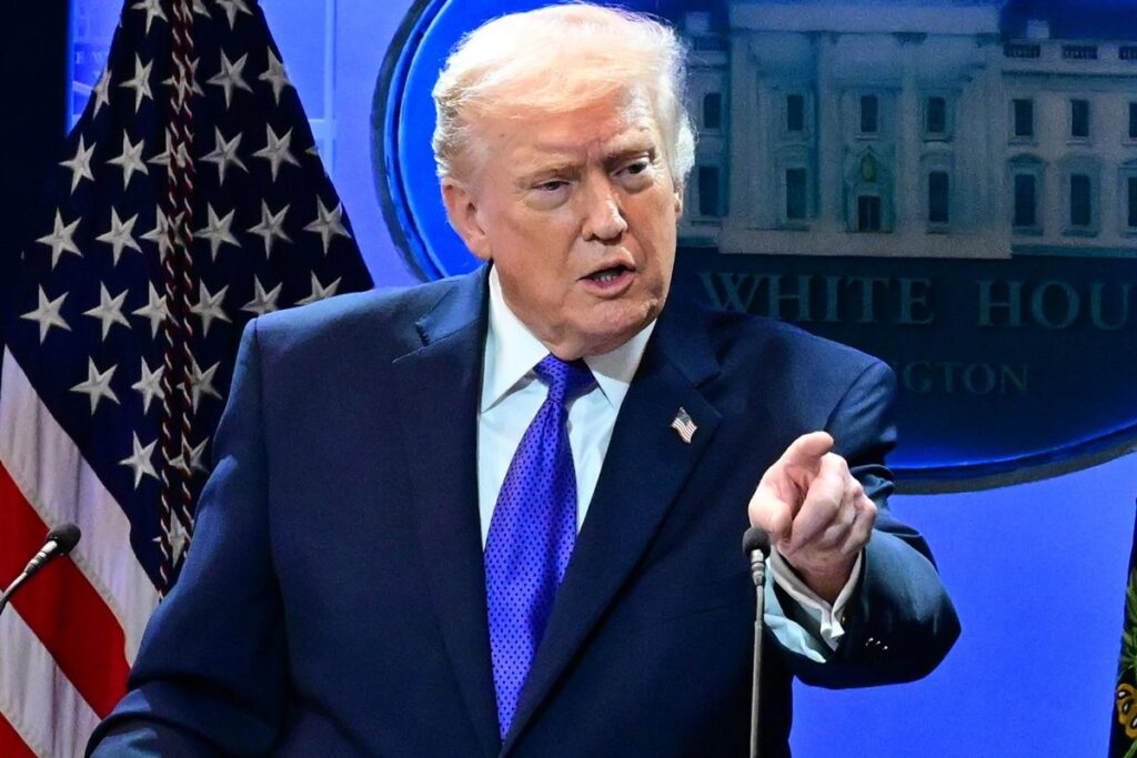 Donald Trump en el Despacho Oval anunciando la tregua de 5 días con Irán mientras gráficos muestran el alza del petróleo