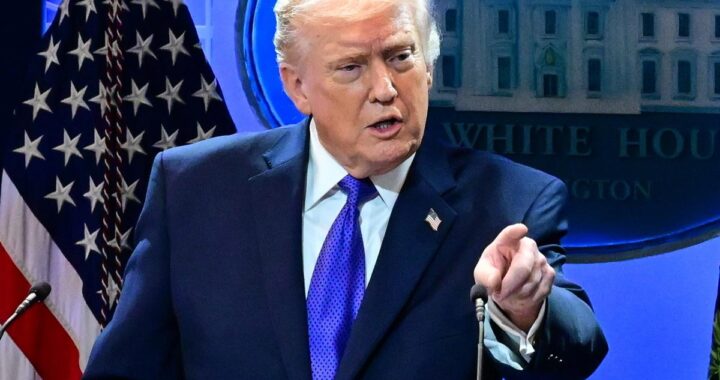 Donald Trump en el Despacho Oval anunciando la tregua de 5 días con Irán mientras gráficos muestran el alza del petróleo