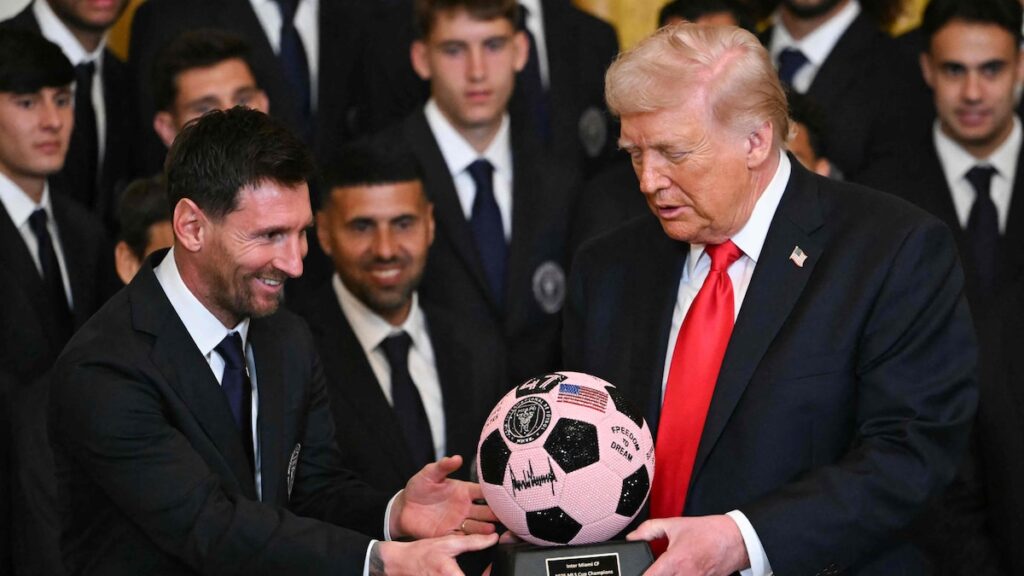 Lionel Messi y Donald Trump en un apretón de manos en la Sala Este de la Casa Blanca, con el equipo del Inter Miami al fondo