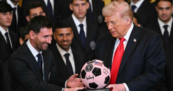 Lionel Messi y Donald Trump en un apretón de manos en la Sala Este de la Casa Blanca, con el equipo del Inter Miami al fondo