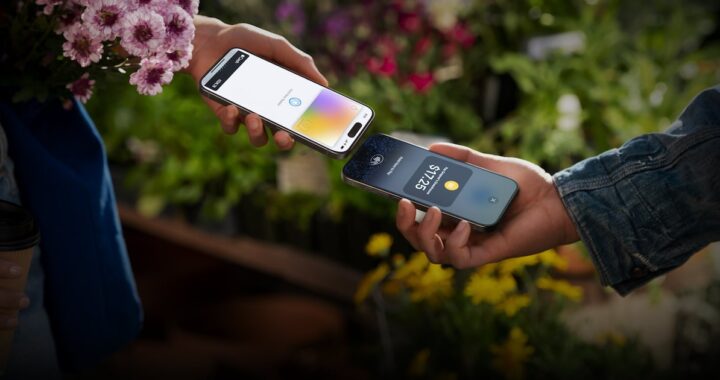 Persona pagando con tarjeta contactless en un iPhone usando Tap to Pay en un mercado mexicano