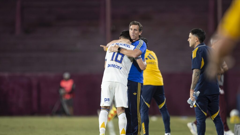 Claudio Ubeda celebra con Kevin Merentiel tras el 3-0 de Boca a Lanús en el Estadio Ciudad de Lanús