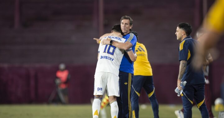 Claudio Ubeda celebra con Kevin Merentiel tras el 3-0 de Boca a Lanús en el Estadio Ciudad de Lanús