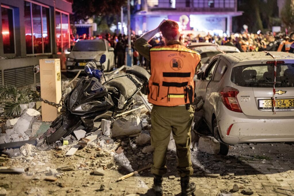 Humareda y escombros tras impacto de misiles iraníes en edificio residencial cerca de Tel Aviv con civiles afectados