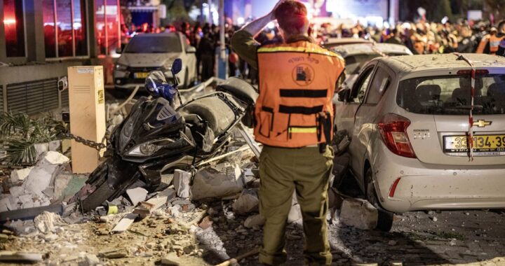Humareda y escombros tras impacto de misiles iraníes en edificio residencial cerca de Tel Aviv con civiles afectados