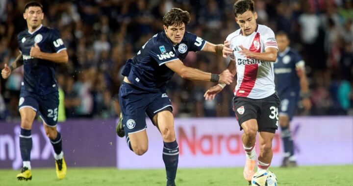 Eduardo Coudet analiza tácticas en un banco vacío mientras River sufre en defensa, con Beltrán atajando un remate de cabeza