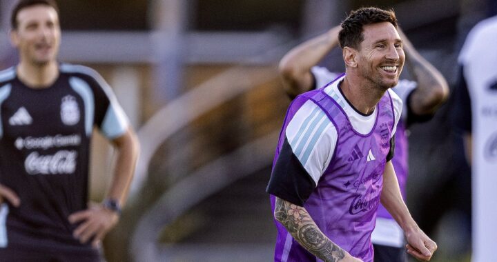 Jugadores de Argentina en acción con balón, mostrando su estilo de posesión y pases filtrados como en jazz