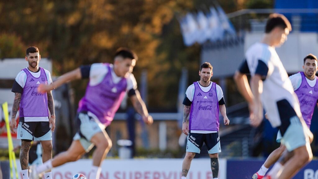 Lionel Scaloni observando a Messi y jóvenes como Mastantuono en entrenamiento táctico con pecheras violetas