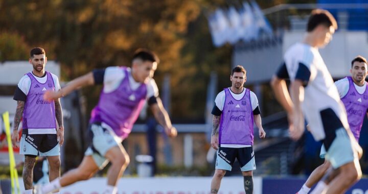Lionel Scaloni observando a Messi y jóvenes como Mastantuono en entrenamiento táctico con pecheras violetas