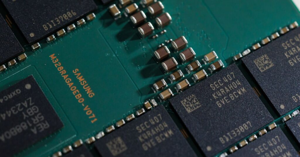 Placa de circuito con chips HBM4 de Samsung iluminados en azul, símbolo de la guerra por la IA