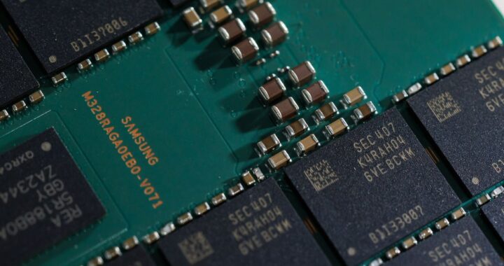 Placa de circuito con chips HBM4 de Samsung iluminados en azul, símbolo de la guerra por la IA