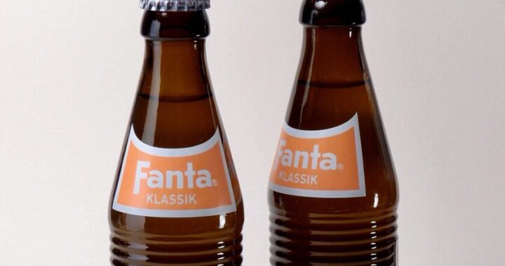 Botella vintage de Fanta junto a ingredientes originales: suero de leche y cáscaras de fruta de los años 40